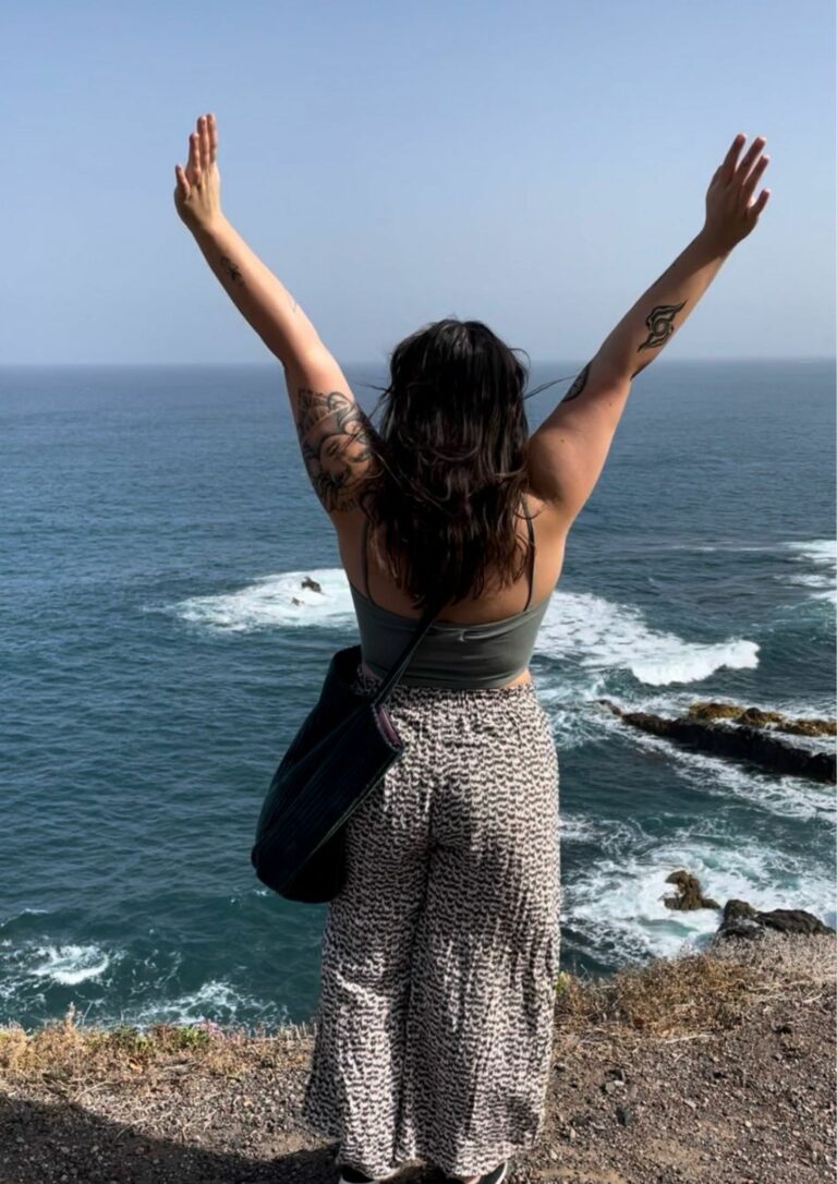 Aylin_Ogus vor einer Schlucht und das Meer im Hintergrund